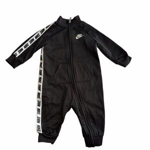Nike Tracksuit Coverall Size 6 Months Black Long Sleeve Full Zip Swoosh